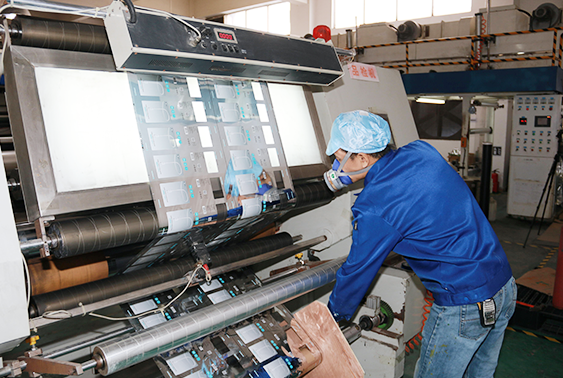 Trabajadores operando máquinas de producción en una fábrica, con un texto sobre el compromiso de Guangdong Min Sun con la producción ecológica y el desarrollo sostenible.